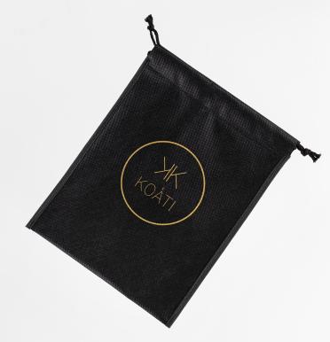 Bolsa negra con logo dorado